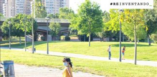 Niña paseando por parque con mascarilla