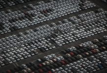 El dinero público debe promover la movilidad sostenible Vista aérea de coches salidos de factoría para su venta