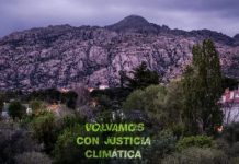 Greenpeace aplaude el anteproyecto de ley de cambio climático pero pide aumentar la ambición Frase "Volvamos con justicia climática" proyectada en la ladera de un monte