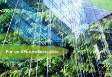 Un 15% menos de residuos: objetivo de la Estrategia Española de Economía Circular 2030 Hashtag #PorunFuturoSostenible sobre fachada de edificio sostenible