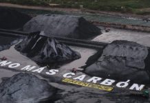Todas las térmicas de carbón podrían estar cerradas antes de 2025 Acción en depósitos de carbón con cartel "No más carbón"