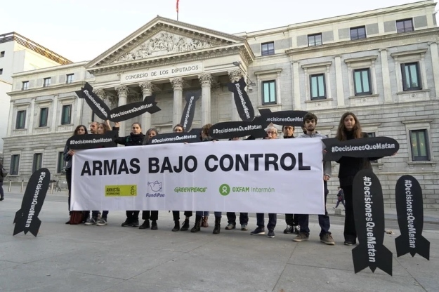 Pancarta en la que se lee "Armas Bajo Control"