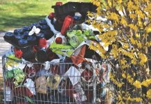 La fiscalidad verde será ariete frente a los plásticos de un solo uso Envases de plástico para tirar a basura amontonados en carrito de la compra