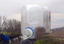 Glifosato: plaga para la salud de ríos, medio ambiente y personas Bote gigante de herbicida en río