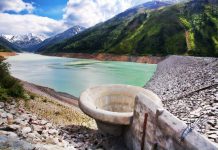 Medio millar de presas destruirán áreas protegidas en todo el mundo Embalse en río en valle alpino con montañas nevadas al fondo