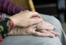 Análisis de sangre podría identificar etapa temprana del Alzheimer Mujer acaricia mano de anciana