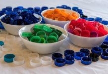 Descubren partículas de microplásticos en los tejidos humanos tazas con tapones de plástico de colores