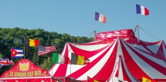 Carpa de circo con banderas de Francia