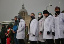 “Rebelión” científica ante la gravedad de la crisis climática y la inacción de los gobiernos Científicos con bata blanca encadenados en protesta por el clima