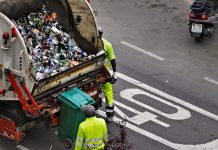 Amigos de la Tierra: Pros y contras de la ley de residuos Camión de basura con operarios subiendo contenedor verde