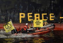 Los combustibles fósiles están alimentando la guerra Lancha de Greenpeace con bandera pacifista