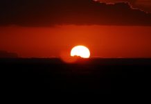 El “expediente de la vergüenza”: el IPCC avisa que vamos hacia el “desastre climático” Cielo en rojo intenso en puesta de sol en el horizonte