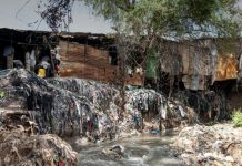 Montañas de ropa usada contaminan ríos y aire en África